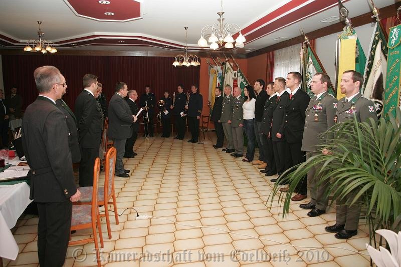 73Angelobung der neuen Edelweiss-Kameraden durch HptmdM Heinz Friedrich Gaugl.JPG